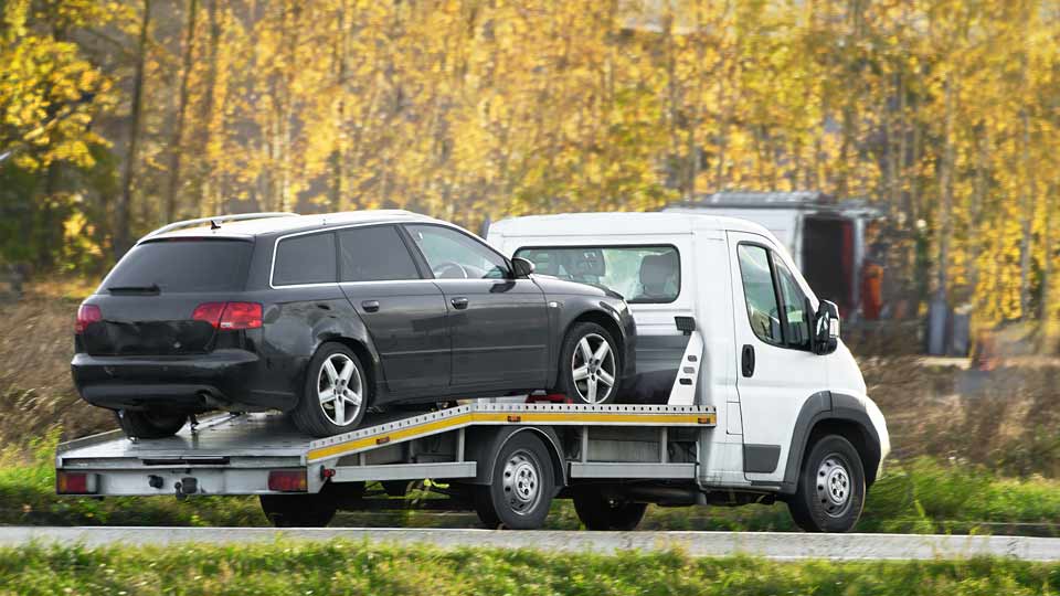 Ein Auto wird auf einem Abschleppwagen verladen und kostenlos bei Autoankauf Magdeburg abgeholt 